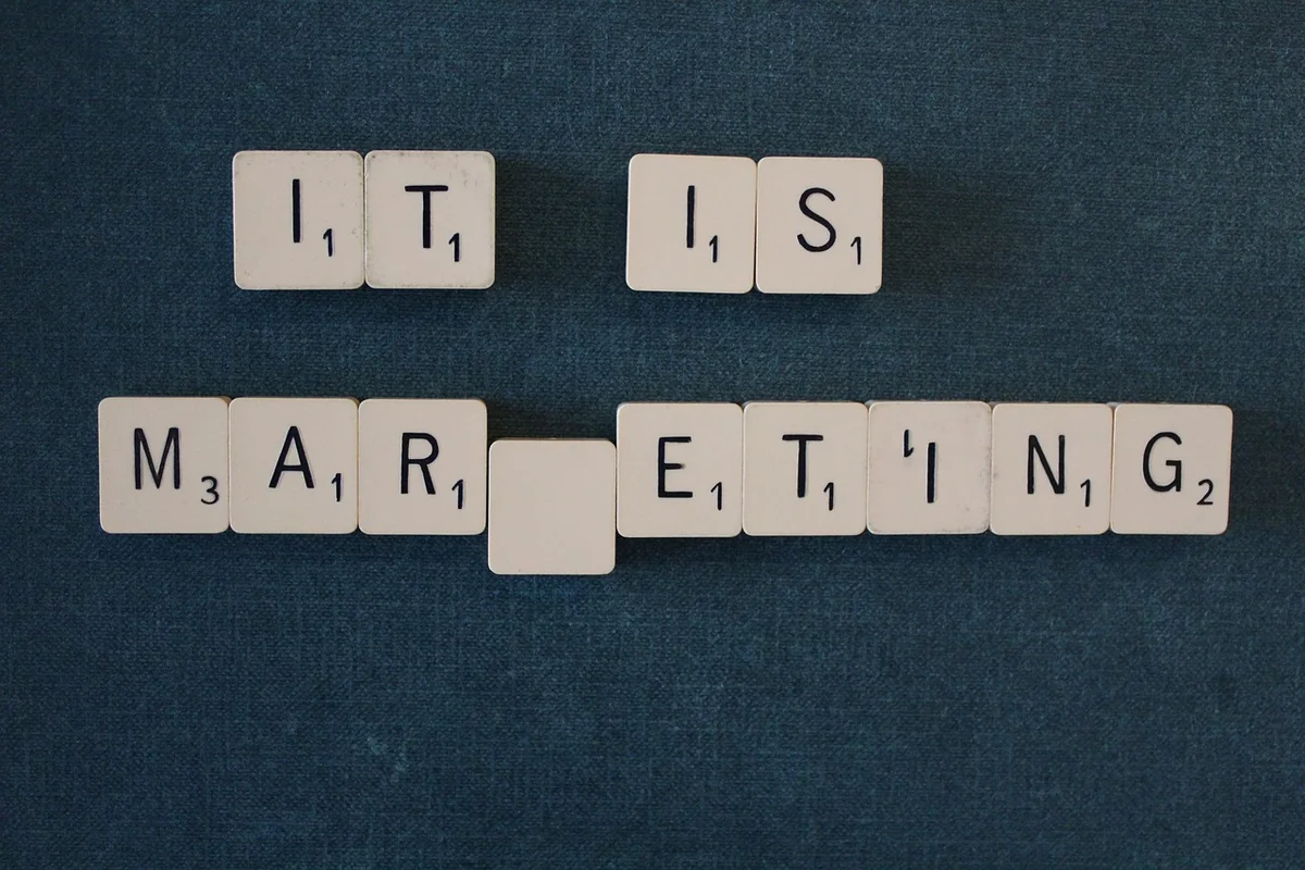 3. Choisir les bons canaux : SEO, publicité et réseaux sociaux